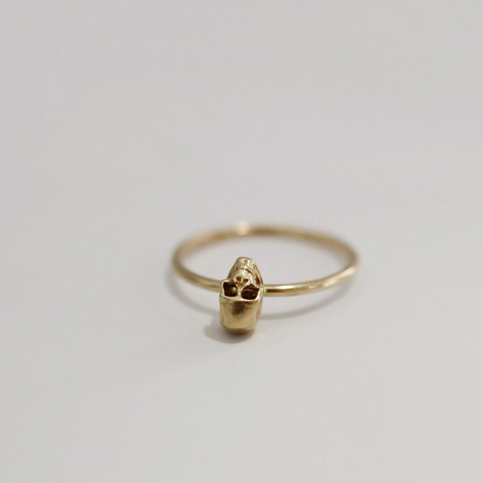 14 karat yellow gold skull ring