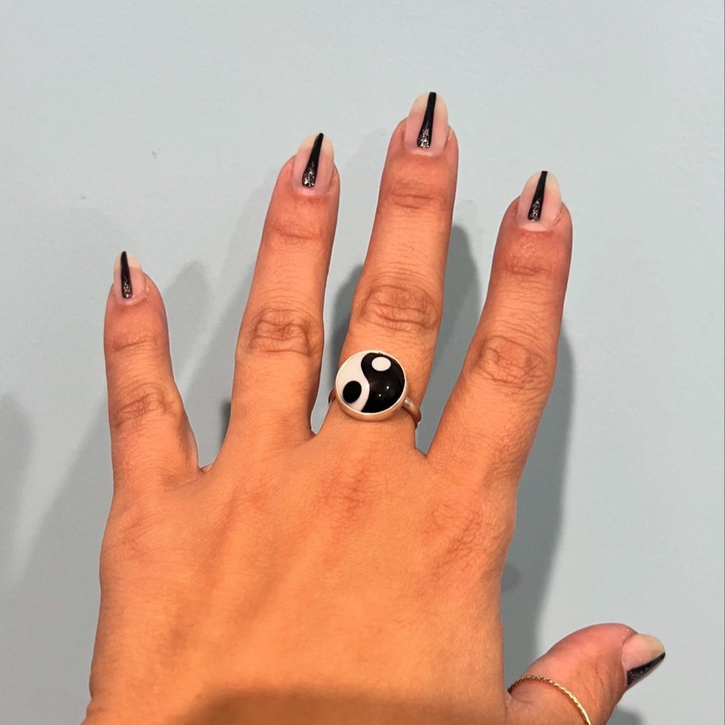 Black and White Peace Sign Ring / Size 9