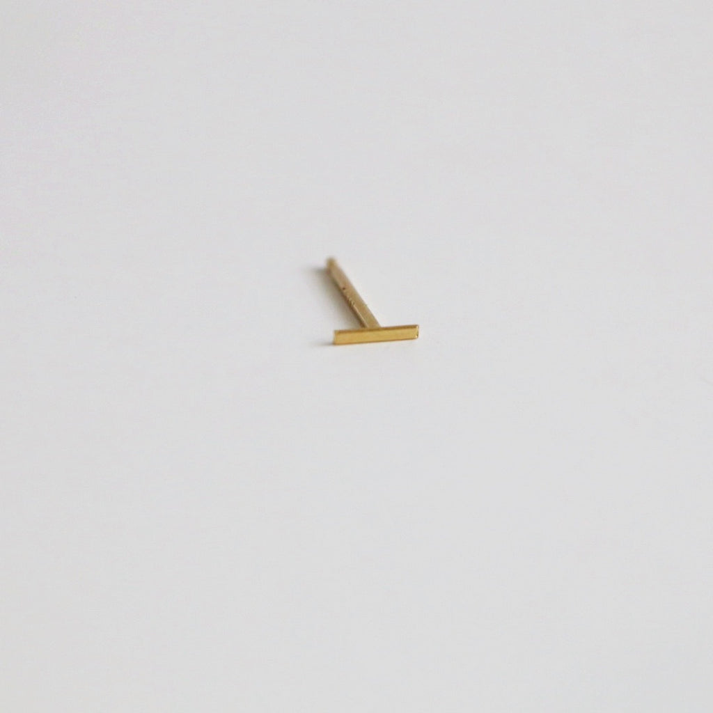Single bar earring in yellow gold